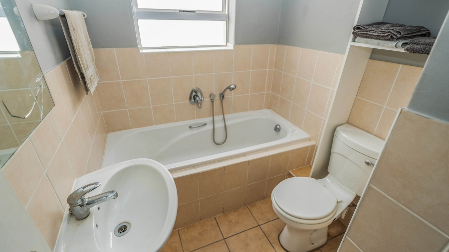 2 Bedroom Property for Sale in Uitzicht Western Cape